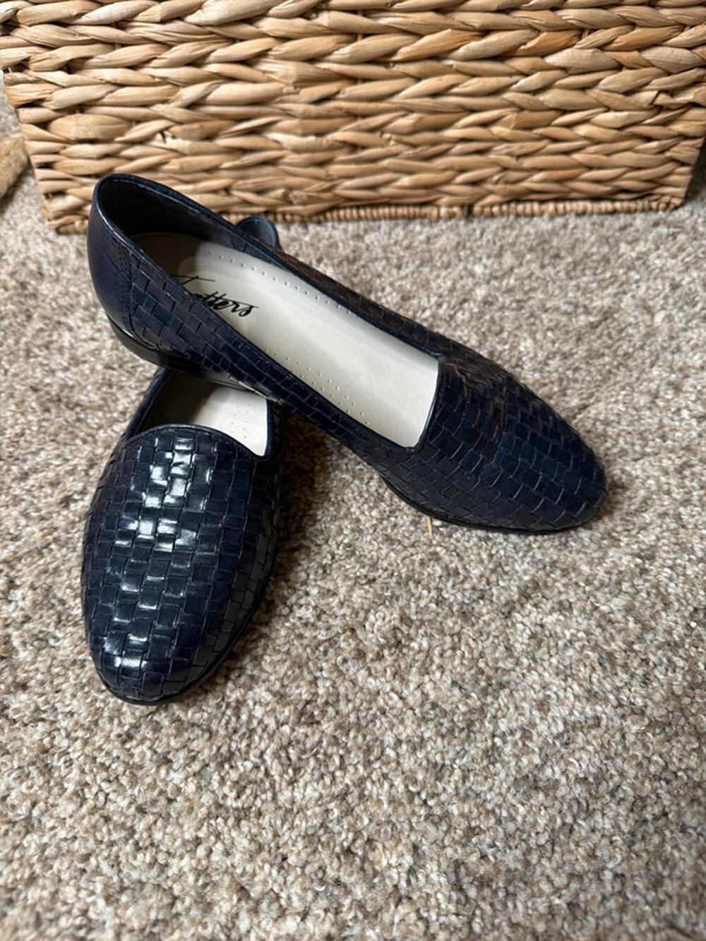 Trotters Navy leather woven flats 6.5 EUC 751